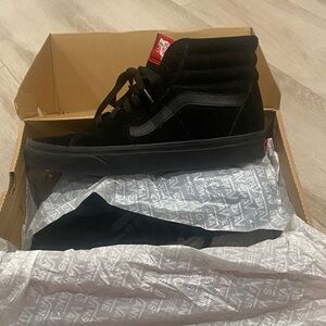 Vans unisex Black High-Top Sneakers
Mens size 7.5
Women size 9.0